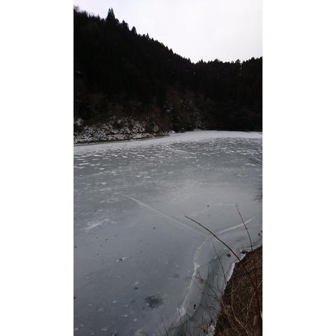 氷結した銀山湖